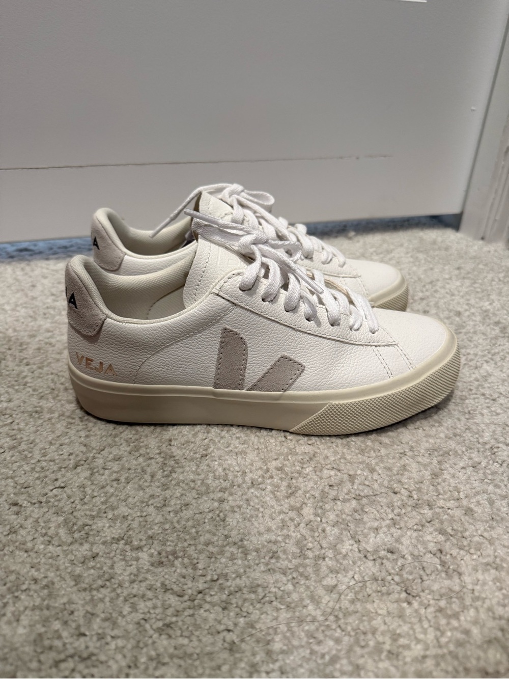 NEW Veja Women’s V-10 Sneakers in White and Cream - Picture 2 of 6